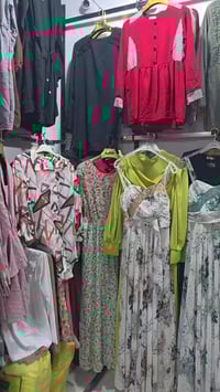 المحل معروض للبيع مع كال الملابس والاحذية والجنط او الي يريد المحل بدو...