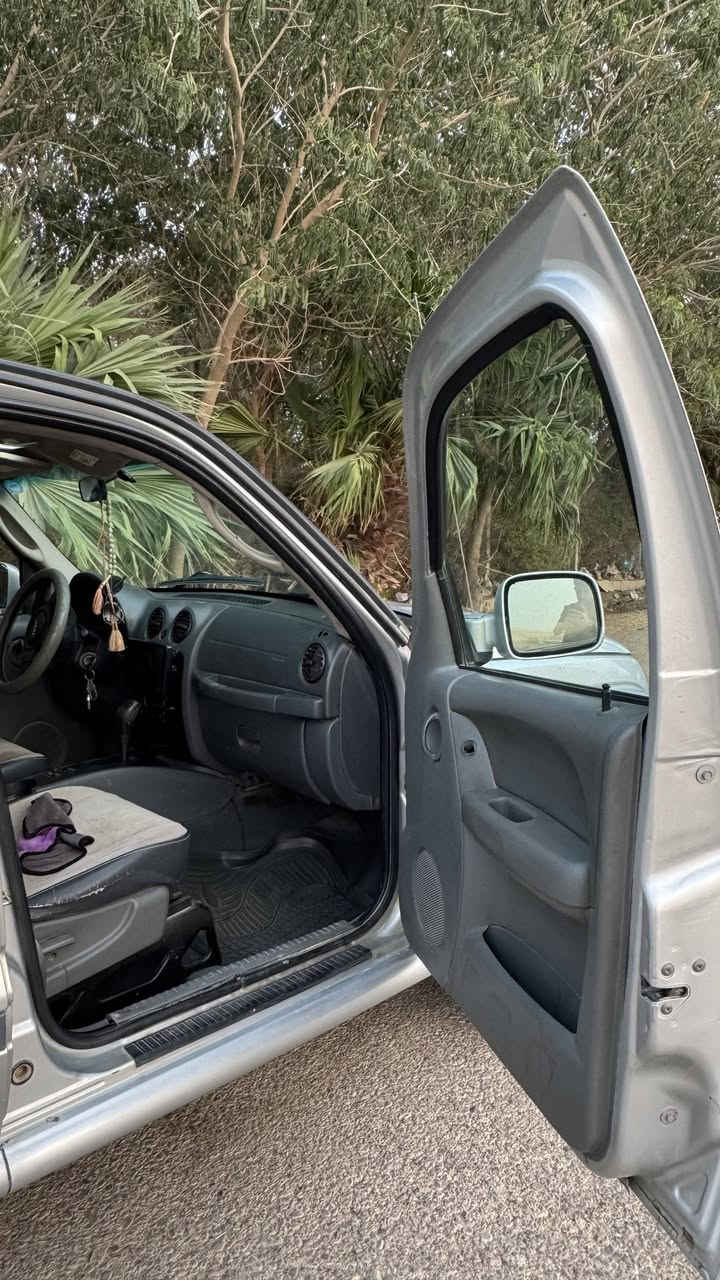 السلام عليكم جيب لبرتي مكفوله
 موديل 2006 محرك ٣٧٠٠  
سیارە جاهز 
مکفول مکینە ولکیر بشرط مامفتوح 
صدر وحدادیە جدید سویە 
اربع تایرات جدید 
دبل اکسل 4×4
کیر اوتو ماتیک 
شاشە 
سونرهه موجود بل الصور السياره مكفوله من كلشي تبريد ثلج السعر 85 $ للطیبین بيهه مجال بسيط  مكاني کفری دیالی  
***********
