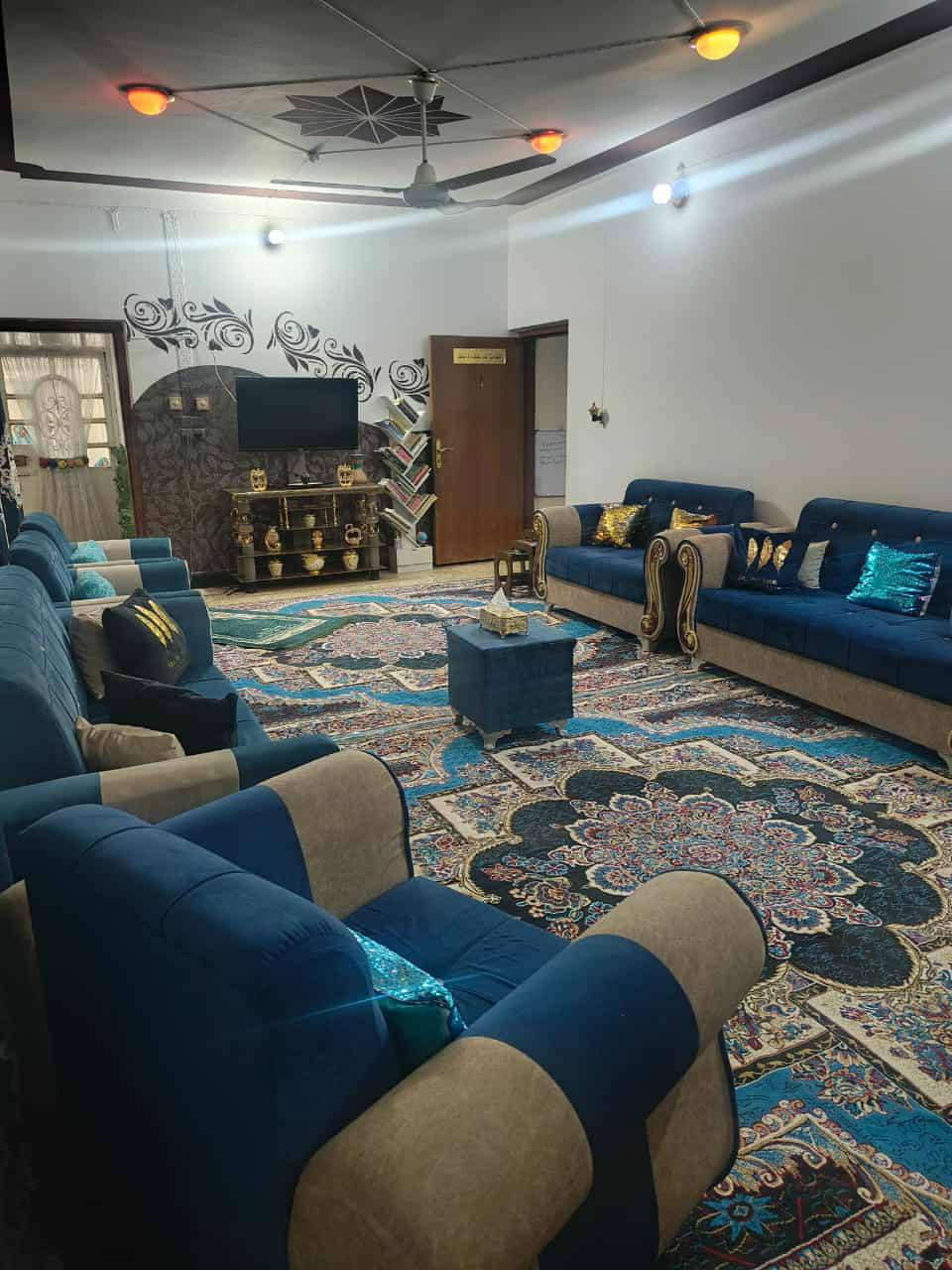 دار ٢٥٠م طابو زراعي سند ٢٥ مسجل وبي معامله تطويب وقرار محكمه البيت كونكريت مسلح سكف والارضيه صب مسلح يحتوي على غرفتين وصاله ومطبخ وستقبال وصحيات وحديقه وكراج وغرفه طابق ثاني البيت في ابو صخير نهايه شارع المحكمه بيت مرتب ونظيف والسعر مناسب السعر ٨٨وبي مجال للشراي 
اي استفسار مراجعه مكتب فاهم للعقارات ***********
