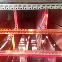 هذه رفوف معدنية بألوان مميزة قابلة للاستخدام في المستودعات أو المحلات ...