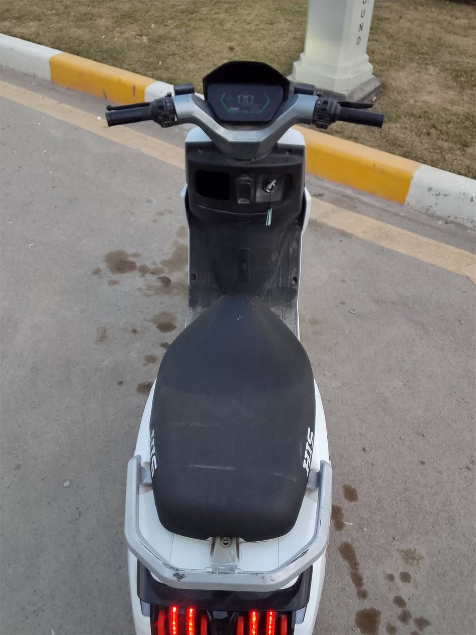 سلام عليكم.
.للبيع دراجة شحن نوع His 
6بطاريات
4نمر سرعة
سرعتهة حقيقي 80
لون ابيض
نضام بلوتوث سماعات سستم 
لايت عالي ناصي 
إشارة يمين ويسار
دبل إشارة 
بيهة نضام البك يعني للخلف R
شاحنة مالتهة الأصلية 
دراجة مكفولة من اي عطل ولا داخلة تصليح 
مكاني بغداد الغزالية شارع اسواق الزاوية 
هذا رقمي وبي واتساب ***********
