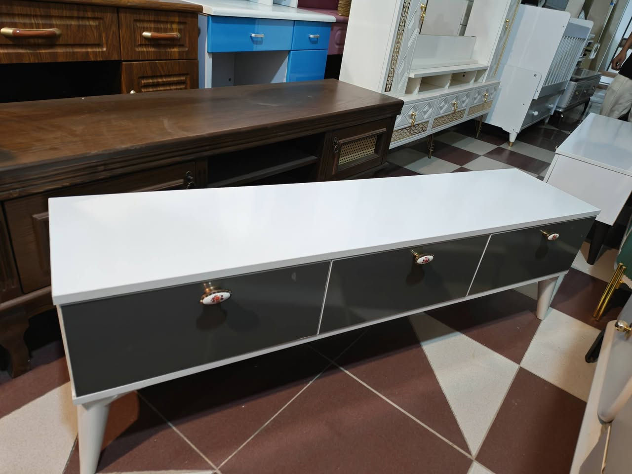 معرض القزاز للاثاث الجاهز في الشطره
موجود حاليا ميز TV خشب يحتوي على 3مجرات
قياسه تقريبا متر ونص (( 150سم )) توجد خدمة توصيل
                     ((( السعر  45 الف ))) 
         علما أن البيع بالنقد والقسط المريح
          للاتصال *********** واتساب
