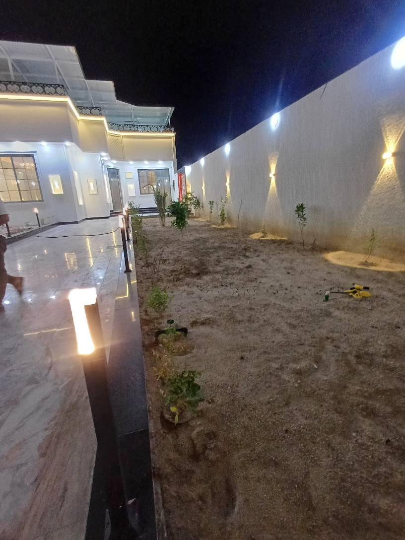 مرحبا..دار سكن كبير للبيع مساحة 550متر طابو ملك صرف سهم تحويل يتكون من ٤غرف وصالات ٢ومطبخ وصحيات ديوانيه كبيره موزع كراج كبير حديقه كبيره شغل كله درجه اولى فول شارع تبليط ١٢متر قريب جدا جدا جدا للشارع العام السياحي الداخلي البصره ابوالخصيب ***********# ابو الخصيب, البصرة
