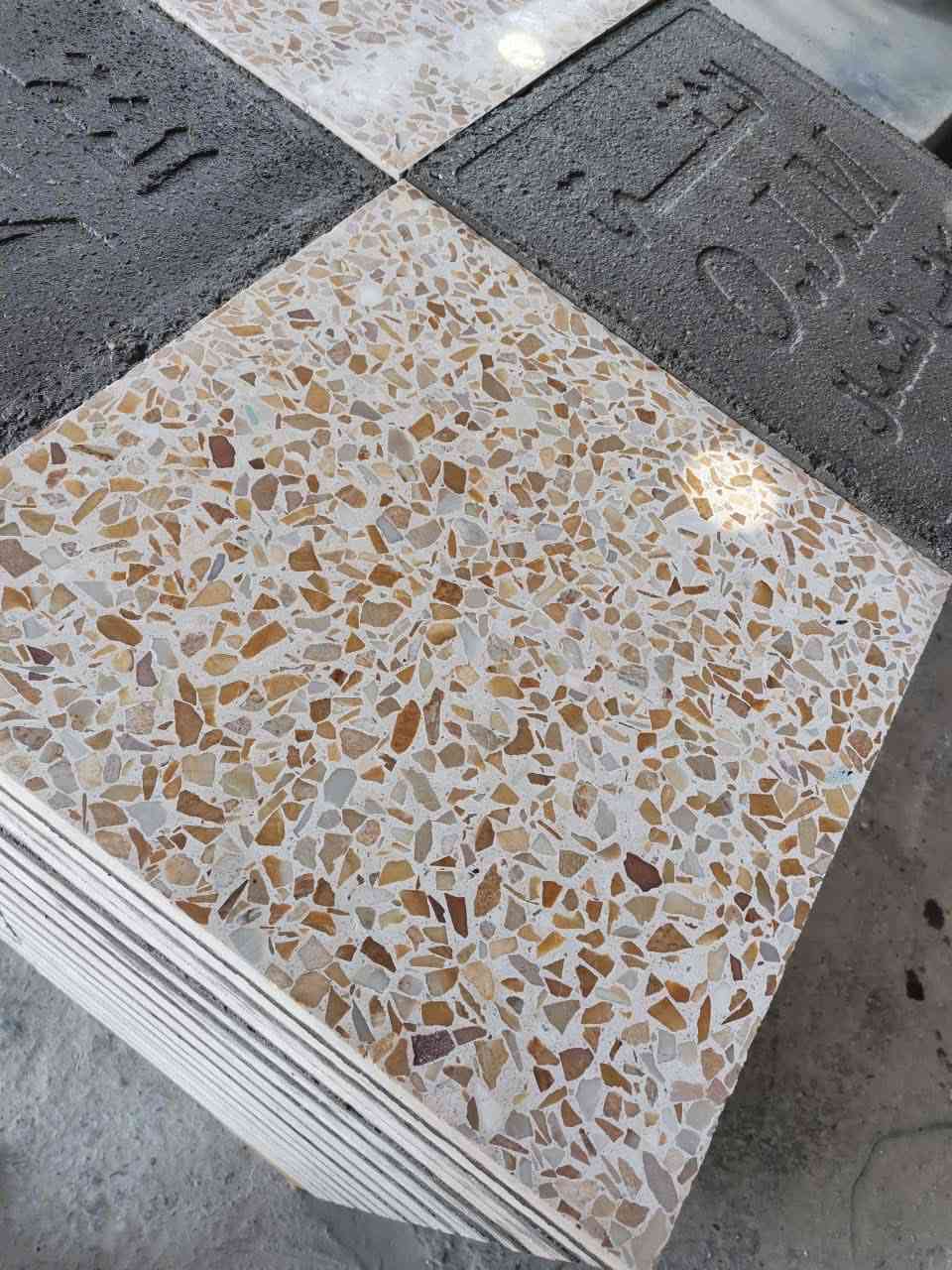 شركة الزعيم  – بصمة فاخرة في عالم  البناء

تُقدّم شركة الزعيم  مجموعة كاشي معمل OJM المصنّعة بأحدث المكائن الإيطالية المتطورة، والتي تعتمد أعلى معايير الجودة في الإنتاج لتوفير منتج يجمع بين الفخامة، المتانة، والدقة في التفاصيل.

بفضل التكنولوجيا الإيطالية المتقدمة وخبرة كوادرنا الفنية، يتميّز كاشي OJM بمستوى عالٍ من التجانس في الألوان، النعومة في السطح، والاستقرار في المقاسات، مما يجعله الخيار الأمثل للمشاريع السكنية، التجارية، والفندقية الراقية.

مميزات كاشي معمل OJM :
 • تصنيع بأحدث خطوط الإنتاج الإيطالية.
 • مقاومة عالية للرطوبة والخدوش والتآكل.
 • لمعان يدوم وجمال يتجدد بمرور الزمن.
 • تصاميم عصرية تناسب مختلف أنماط الديكور.

نوفّر منتجاتنا في بغداد وجميع محافظات العراق، مع خدمات تجهيز موثوقة تلبي احتياجات المشاريع الكبيرة والموزعين


**إذا كنت صاحب هذا الإعلان وتريد حذفه لأي سبب، رجاءا أرسل رسالة إلى الدعم الفني**