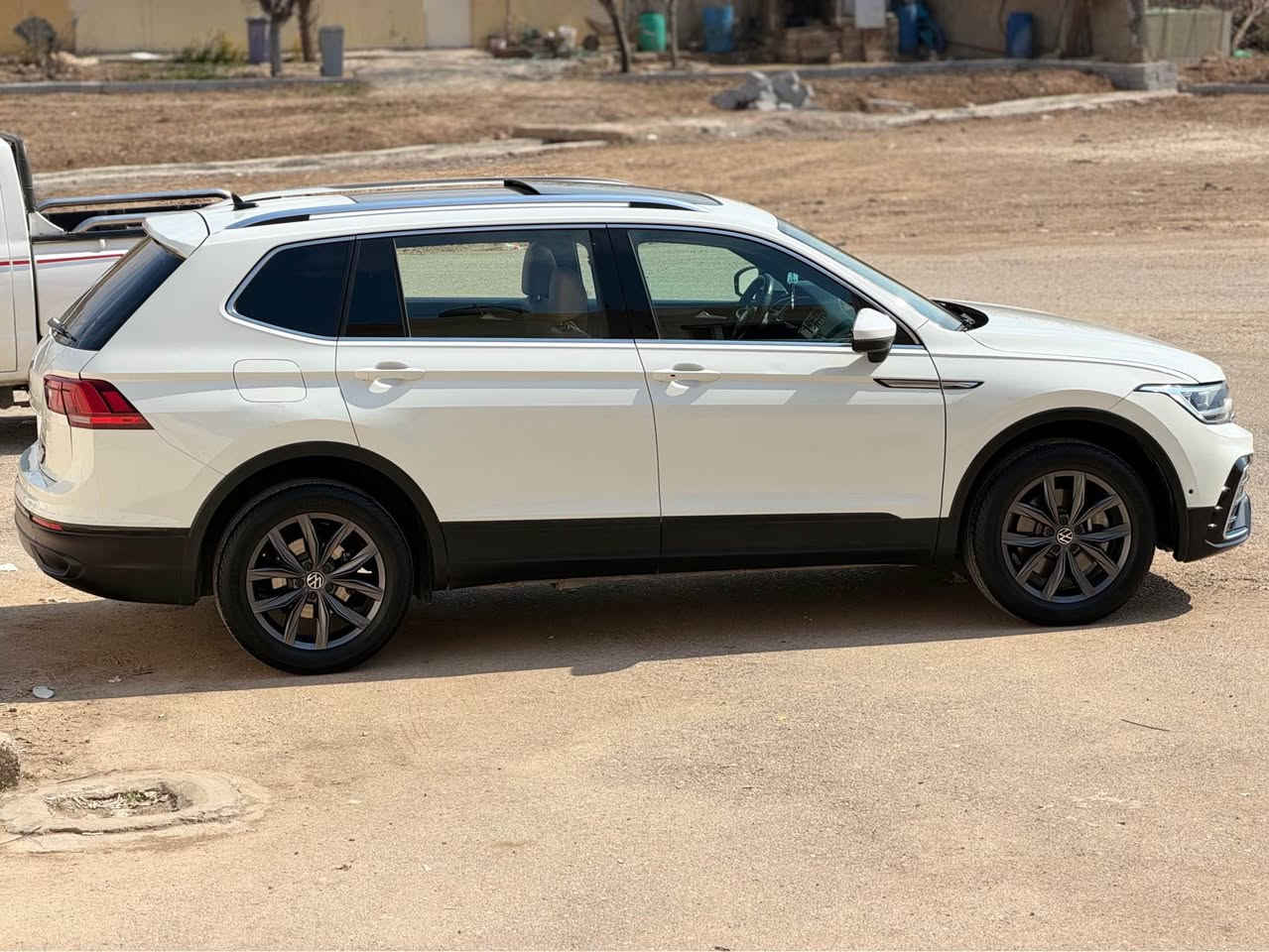Volkswagen Tiguan 2022
‎فولكسفاغن تيكوان  2022 (بانوراما، 5 مقاعد)

‎موديل :2022
‎الصنف :SE
‎سعة المحرك :  4 سلندر cc turbo 
‎اللون الخارجي : أبيض 
                                                 اللون الداخلي : جلد قيسي
‎قراءة العداد : 65الف ميل 
‎المواصفات 
‎- بانوراما.
‎- 5 راكب
‎- شاشه كبيره
‎-  تبريد خلفي وامامي( 8 مخارج للتبريد) 
‎- نظام carplay 
‎-  شاشة وسطية
‎-  نظام النقطة العمياء 
‎-  هاند بريك بصمة + اوتوو هولد
‎- نظام توقف تلقائي عند الرجوع
‎ -  كاميرة خلفية بدقة عالية 
‎ -  نوع المقاعد: كهربائي - جلد - تدفئة 
‎ -  أكياس هوائية: 10 (جميع الايرباكات اصليه)
‎-  المصابيح:  زينون - إضاءة ليد- ليزر
‎- بجم امامي كبس بوينت صبغ و جملغ و باب سايق  بدون داخل بدون ارباك شر
*********** دهوك, العراق
