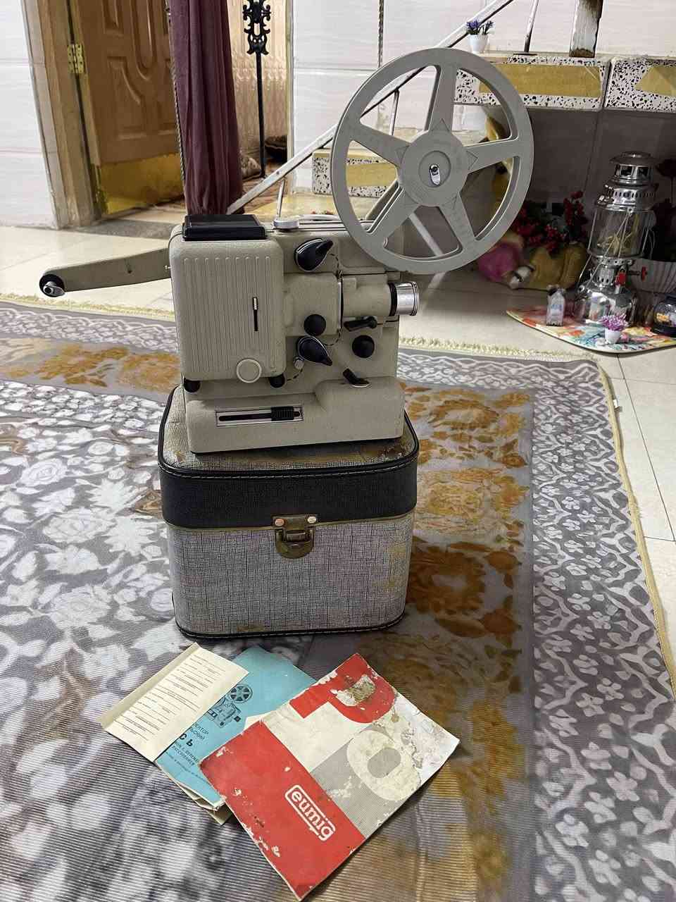 السلام عليكم شباب سينما شغالة  بيها نقص بس بكرة وحدة الوزن حوالي 5 كليو جديدة غير مستخدمة صنع قديم جدا السعر 60 الف العنوان بغداد 
رقم ***********
