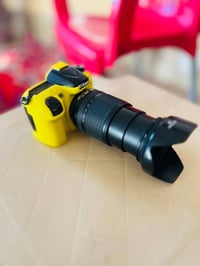 كامره نيكون 7200D للبيع مع عدسة 18-140  مع زوم رياضي 70-300 النضافة 90...