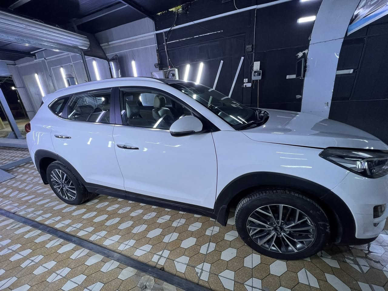 السلام عليكم ورحمة الله وبركاته شباب سياره توكسان موديل 2019 خليجي بيها صبغ جزى من الدعامية الخلفيه وفتح في الكيس مال الكير فقط والباقي كفاله بدون صبغ حديد السياره بدون بارد مكفوله عد الشي المذكور حداديه مكينه كير كفاله ماشيه ١٢٠ موصفاتها اعتياديه نص فول وضعيتها حلوه وخير من الله عارضها ب 188 وبيها مجال بسيط مكاني بغداد حي الجهاد وهذا رقمي 
***********
