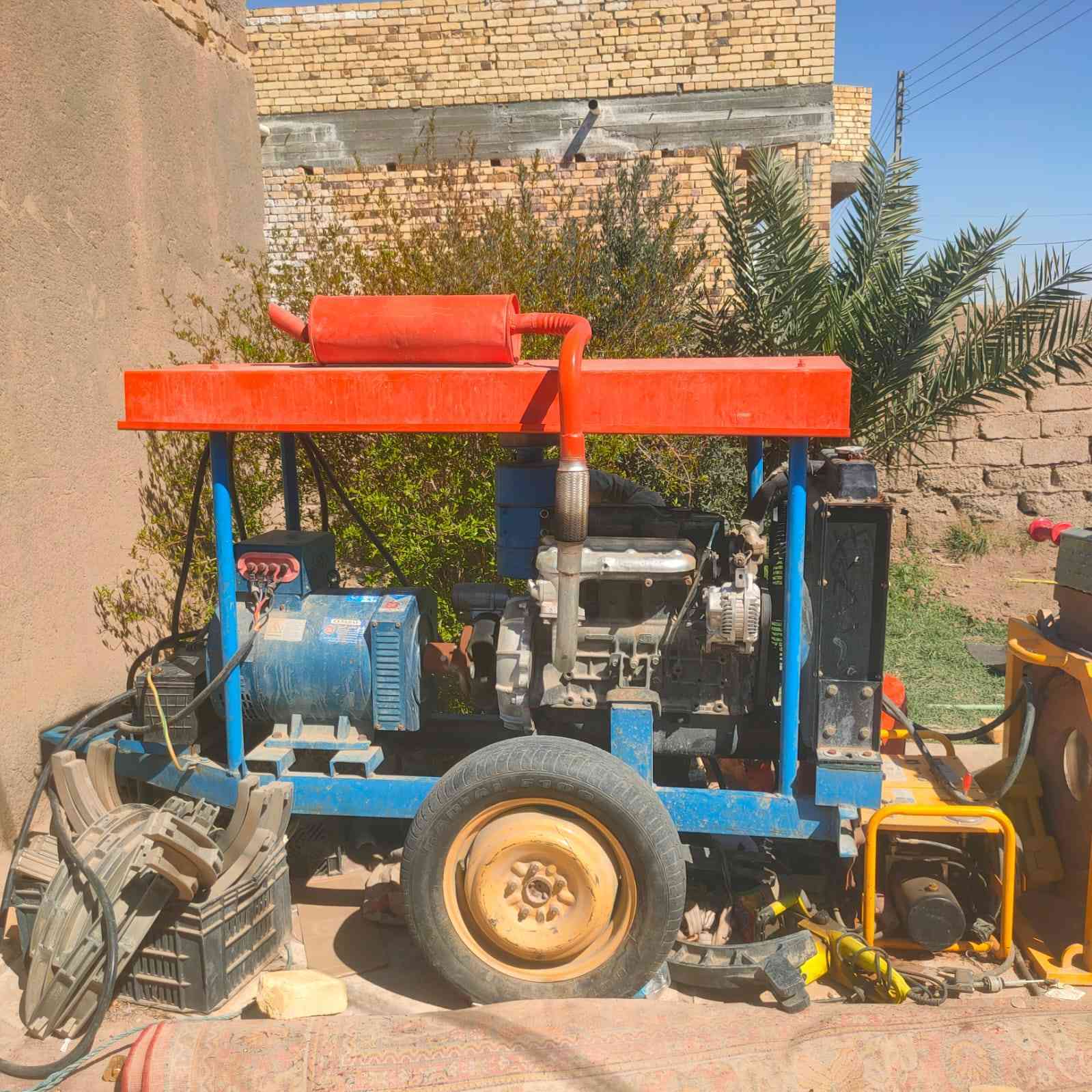 السلام عليكم ورحمة الله وبركاته 
مولدة ٣٠كيفي حجم المحرك 27010مشتغله قليل ونظيفه+مكينة لحام بوريات بولي اثلين 
شرط الفحص والشغل للبيع 
***********
المكان ناصرية قضاء النصر
