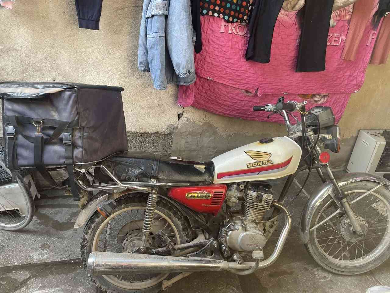 سلام عليكم دراجة للبيع أيراني تايكر الدراجة خير من لله شغالة بس الدراجة واكعة ولتانكي مخسوف اشوية ولويل الكدام يرادله ضب  ويرادلهة إبريك كدام كهربائيات شغالة ودراجة شغالة سعرهة 200 وبيهة مجال للطيبين الي يحب يجي مكاني بغداد المشتل ***********وهذا رقمي
