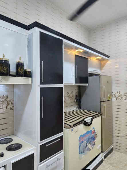 استقبال+ مطبخ بارد+مطبخ حراري+ غرفة نوم عدد 2 +هول+ مجمع درج+ تواليت حمام داخلي+ تواليت خارجي+ منور خارج البيتت
150طابو .. متر جميع الخدمات جلولاء حي الجماهير مقابيل مكتبة القلم 
الرقم ***********
