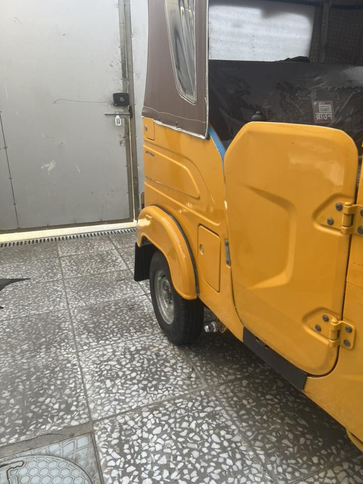 سلام عليكم تكتك للبيع 22 مرقم بغداد تحويل ثاني يوم معمره دوس وبيها بارد ومرشوش على كد شبر مكينه ما مفتوحه بس مبدل زنجيل نسختين سويج مسجل أربع سماعات بغداد حي العامل ***********
