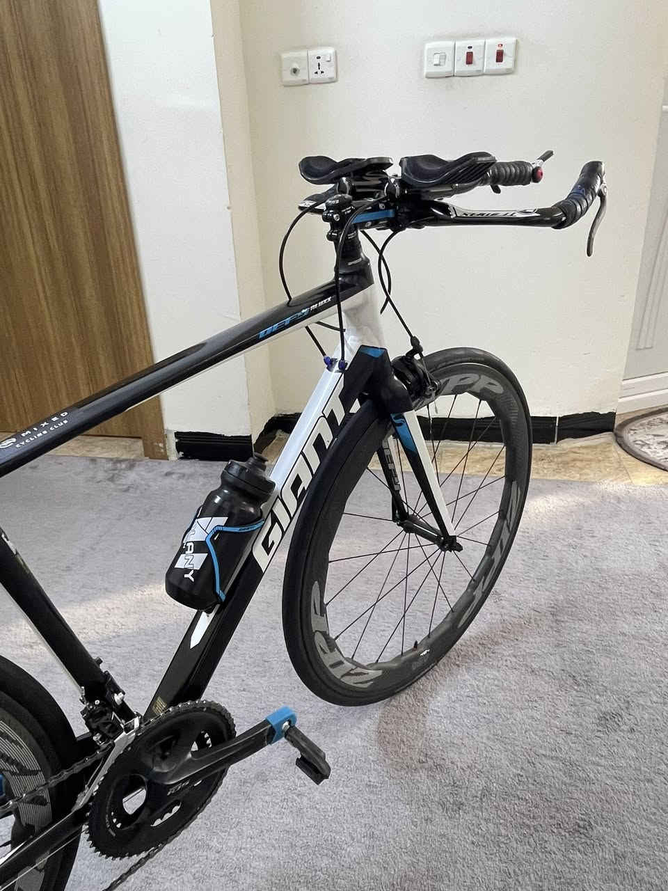 Giant Defy Aluxx  🇹🇼

مواصفات الدراجة :
الفريم : ألمنيوم خفيف جداً  
الماشة : كاربون 
الوايرات : تسليك دفن 
قياس الدراجة : 50 (M) 

كروب سيت شيمانو 105 : 
كرانك (R-5800/105) : 50-34 MA 
نقال + عگرب + دشلي + زنجيل + بريكات طواگة (105 / R-7000) 
بايدر لوك : شيمانو (105 / R-7000)
عدد السرع : 2X11 

ستيرن : ضد الساعة ألمنيوم أصلي وكالة ماركة (Vision) 
قاعدة عداد + جي بي أس نوع GEOID محدث الى أخر إصدار 
الرگبة : كاربون 
السرج : ضد الساعة أصلي وكالة ماركة Fizik + قواعده الاصلية + مطارات عادية عدد 2 
قاعدة مطارة : ماركة GIANT أصلية وكالة

ويالة الدراجة : فول كاربون فايبر ماركة (ZIPP   (454 nsw بطيخات كاربون 
(6 بنط) صوت عالي . 

التايرات : كونتانينتل 

ستاند عرض هدية 

السعر : مليون و 540 الف وبيها مجال للشراي يدلل

الدراجة موجودة في منطقة حي الاساتذة مقابل شقق حي صدام . 

للاتصال: ***********
