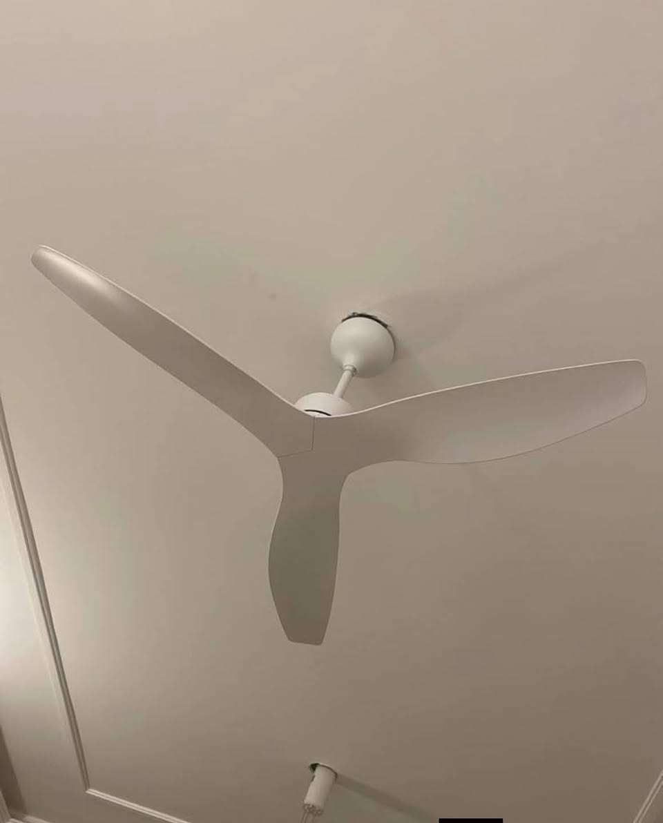 # جديد أضواء بغداد للأنارة 
مروحة سقفي ديكور 
الأسعار داخل الصور
 
(في حال اطفاء الكهرباء وتشغيله تعمل المرحه بنفس نضام قبل اطفاء الكهرباء ) 
ملف نحاسي درجه اولى 100‎%‎
طلاء حراري ثابت 
سرعه هواء قوي جدا جدا 
تحكم ريمونت كنترول 
نضام سحب ودفع للهواء 

يتم فحص المنتج قبل ارساله الى الزبائن 
يوجد لدينا خدمه توصيل كافه انحاء العراق 🚕
حالة عدم مطابقة المنتج للمواصفات المعروضة بالصفحة يمكنك رفضه عند الاستلام 

للاستفسار والحجز راسلونا على الارقام 
(*********** /***********) واتساب
