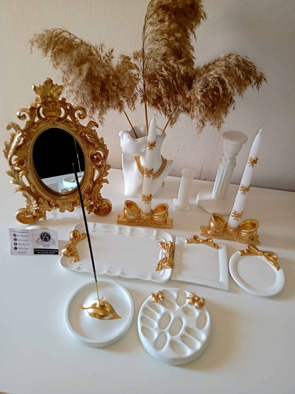 Ensemble pour coiffeuse :  plateaux porte accessoires, bougeoirs, bougies parfumées,porte bague,porte anbar avec grand miroir style vintage 27/18cm, disponible en blanc et doré,les autres couleurs sur commande et livraison disponible الجزائر, بئر مراد رايس


**إذا كنت صاحب هذا الإعلان وتريد حذفه لأي سبب، رجاءا أرسل رسالة إلى الدعم الفني**
