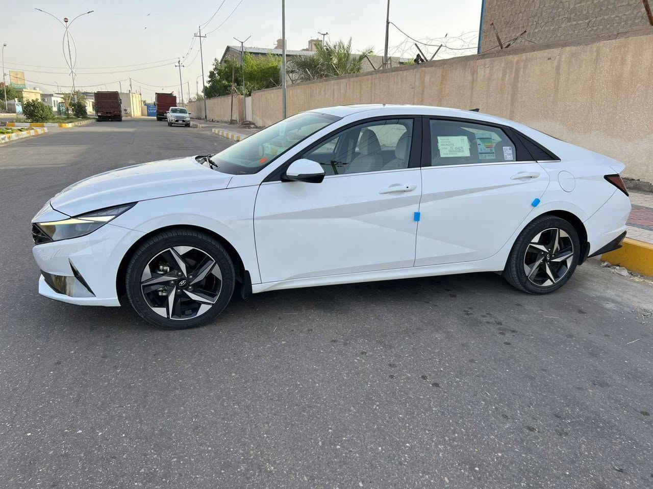 السلام عليكم 
النتره 2023 خليجي مكفوله كفاله عامه رقم بغداد باسمي هزه ورقم جديد موصفات فول واحد عل واحد 
ماشيه 72 حقيقي 
محرك الفين دوش وضع شركه سياره جديده كارتون جاهزه من كلشي 
السعر 173 وبيها مجال الشراي يتصل وبلخدمه  *********** مكان السيارة ناصريه مركز
