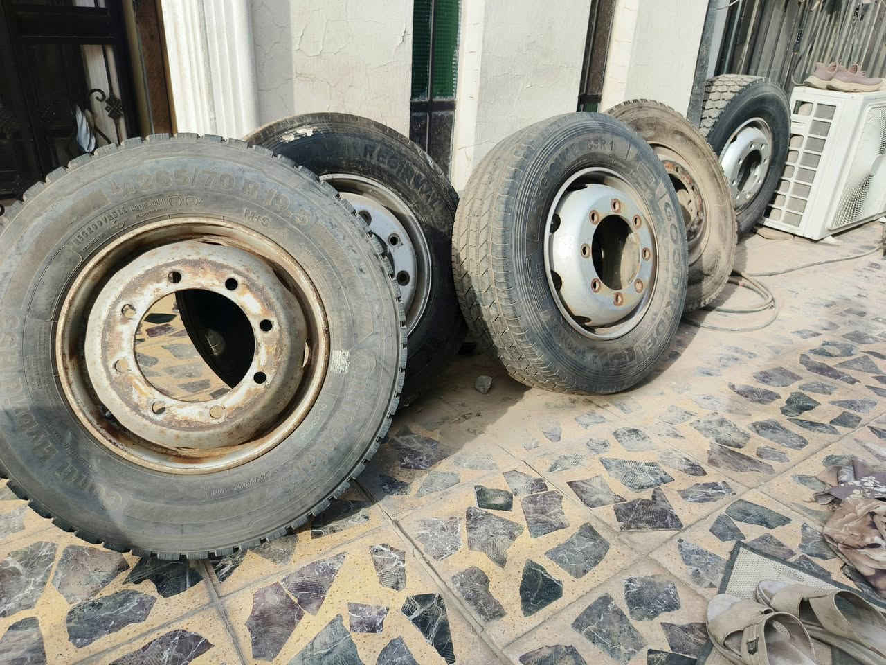 السلام عليكم
تايرات مستعمله للبيع قياس 19 ونص عنوان بغداد المشتل وهاي صورهن للاستفسار اتصل ع الرقم ***********
