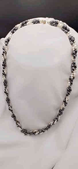 قلادة اصلية ( كولييه ) من اللؤلؤ الطبيعي والحديد الصيني المبروم مع فواصل تغليف ذهب ، وزن القلادة 55 غم ،،،، 

       ***********     واتساب & فايبر
