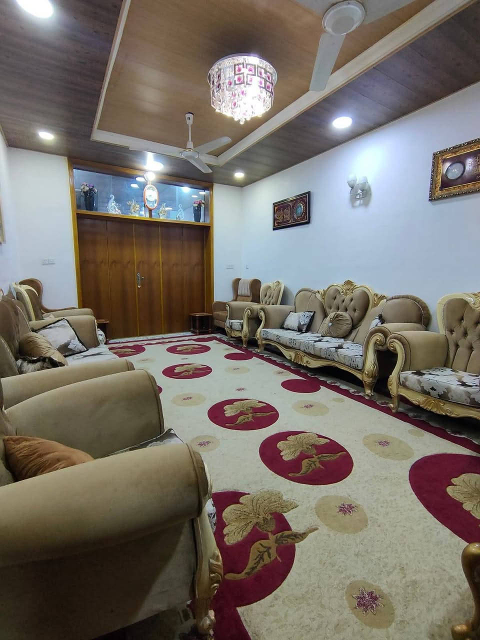 السلام عليكم ورحمه الله..
بيت للبيع طابو صرف طابقين بناء حديث
حي المهندسين الزراعيين  بداية حي العسكري العابد 
قريب الشارع العام وقريب المدارس 
يبعد 10 دقائق بالكيات عن الامام 
 4 غرف نوم 
📌 قرب فلافل امين وصيدلية الرونق 
السعر ((250))
***********
