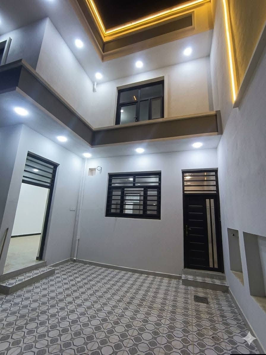 🏡 دار سكن للبيع في حي الفرات
استغلو الفرصة واشتري عقارك الان قبل تطبيق منصة عقاري

✨ بناء عصري وتشطيب فاخر – جاهزة للسكن

📐 المساحة: 200 متر
🏗️ البناء: كونكريت مسلح – درجة أولى
🏠 عدد الطوابق: طابقان

🔹 الطابق الأرضي:

- غرفتا نوم
- صالة كبيرة
- استقبال
- مطبخ
- طارمة
- صحيات داخلية وخارجية
- مناوير

🔹 الطابق الأول:

- غرفتا نوم
- صالة
- إحدى الغرف سويت
- سطح

⭐ مميزات العقار:
✅ واجهة مودرن بتصميم حديث
✅ تشطيب فاخر ومواد عالية الجودة
✅ موقع ممتاز مقابل ساحة وقريب من شارع 20 متر
✅ جميع الخدمات متوفرة: ماء، مجاري، كهرباء، تبليط، ومقرنص

📞 للاستفسار والمعاينة:
مراجعة مكتب علاء الخالدي للعقار أو الاتصال على الرقم:
***********
