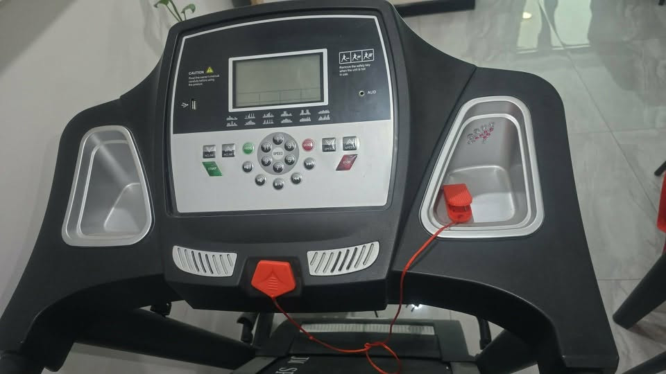 للبيع جهاز جري جبلي دبل ماطور مستعمل قليل جدا شهرين  فقط بسعر 350 الف قفل
يتحمل وزن 140kg من ماركة N.M SPORT قابل للطي 
 بسرعة من 0.8 الى 14.8 km/hr 

ملحقات الجهاز:
-شاشة LCD مع برامج تدريب
-AUX & USB 
-جهاز مساج وقرص
 
***********
