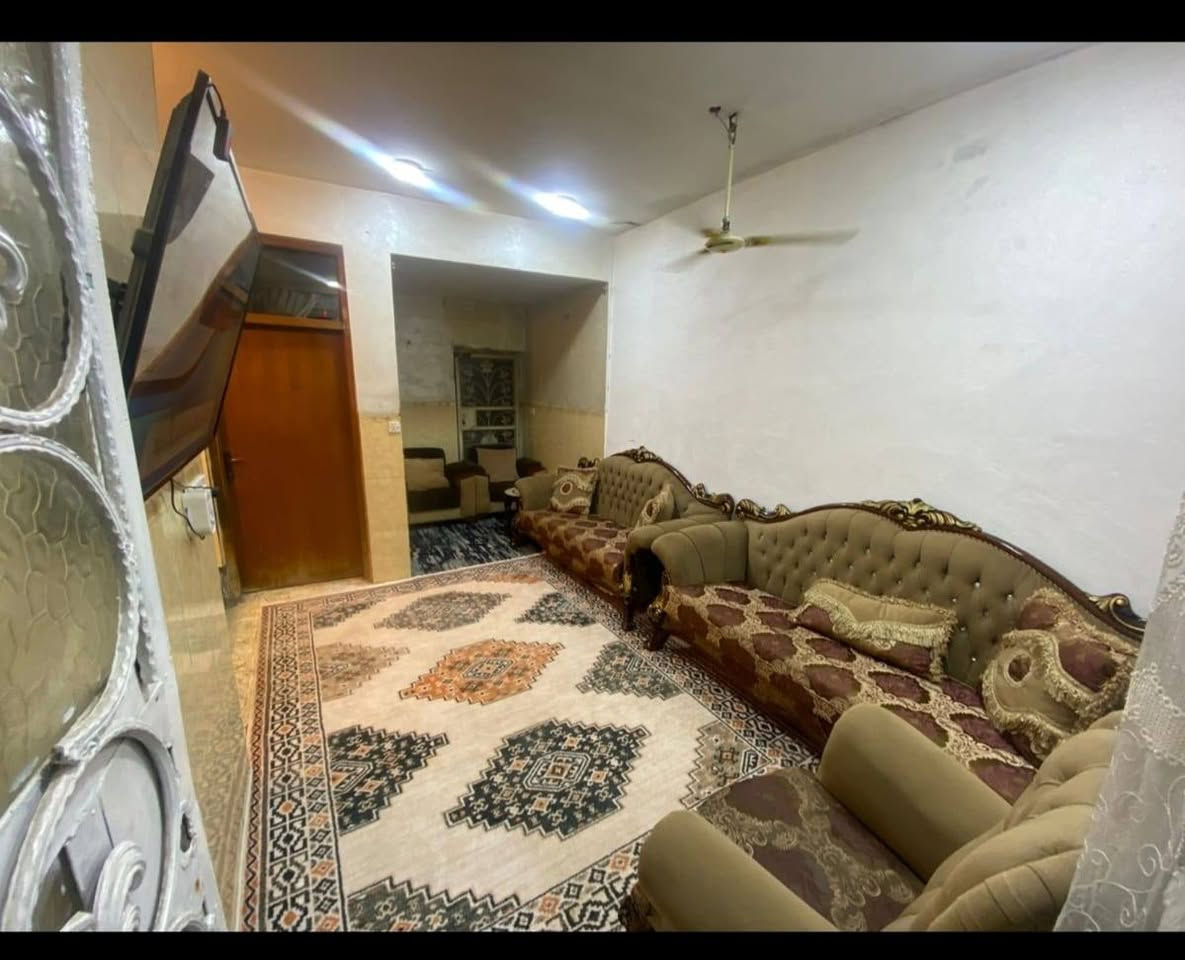 بيت زراعي سند ٢٥ زراعي حجي جعفر 
المساحة/ ١٠٠ متر مربع طابقين (٨متر×١٢ونص متر) 
الطابق الاول طرمة + غرفة نوم+ ترك + صاله + مطبخ  وصحيات 
الطابق الثاني غرفتين نوم + غرفه مخزن صغيره وصالة وصحيات  وسطح الخدمات كاملة
العنوان / الزعفرانية.  الاربع شوارع قرب افران الحلفي
السعر/ ١٤٨ مليون قابل للتفاوض
للاستفسار: ***********
