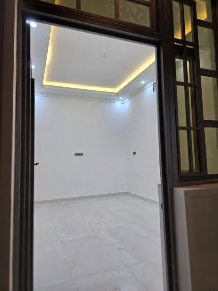 دار في حي الغدير مساحة ١٠٠ متر شارع ٢٠ متر ومقابل ساحة شار ع٢٠ الثاني سعر مناسب  للاستفسار ***********
0770 077 5351
