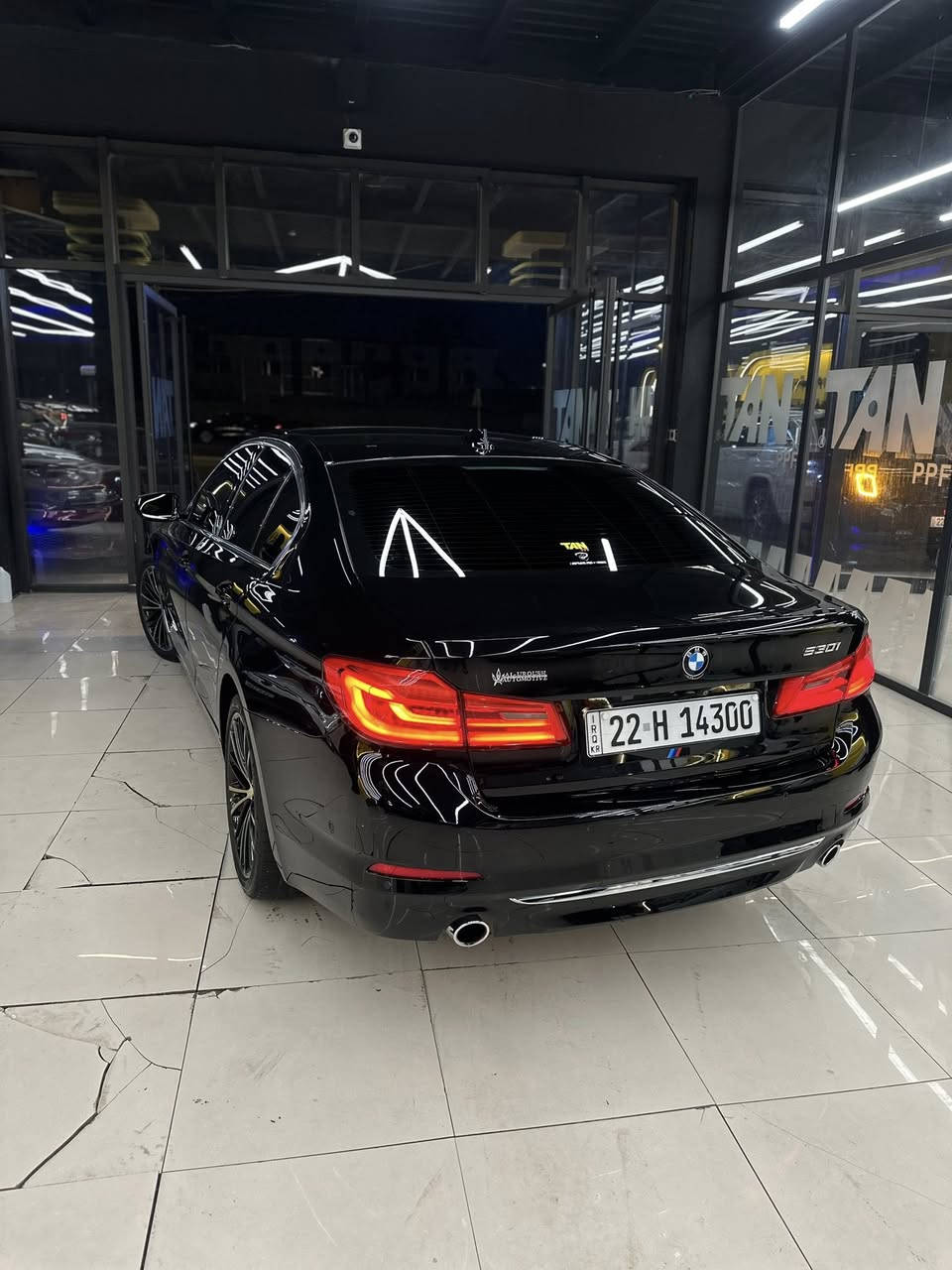 Bmw 530i وكالة العروش
موديل 2020 ( luxury line )  
بدون ضربة بدون صبغ فقط شخوط بالدعامية بسيطة 
محرك السيارة 4 سلندر توين بور تربو بسعة 2.0L 
المسافة المقطوعة 70,000 ميل 
السيارة فول مواصفات 
اضاءة LED 
حساسات 360 
كامرات 360 
خمس بردات 
ابواب شفط 
دخول ذكي 
نقاط عمياء 
فتحة سقف 
ويل اصدار خاص بشركة العروش 
السيارة مثالية ميكانيكيا 
الداخلية نظيفة جداً 
مقاعد جلد 
تحكمات ستيرن
ستيرن جلد 
شاشة 
اضاءة داخلية بيانو 
نظام صوتي هارمن كأردن 
انظمة قيادة 
مساعدة على الاصطفاف 
بصمتين ( بصمة تحكم كبيرة ) 

للتواصل على الواتساب ***********
