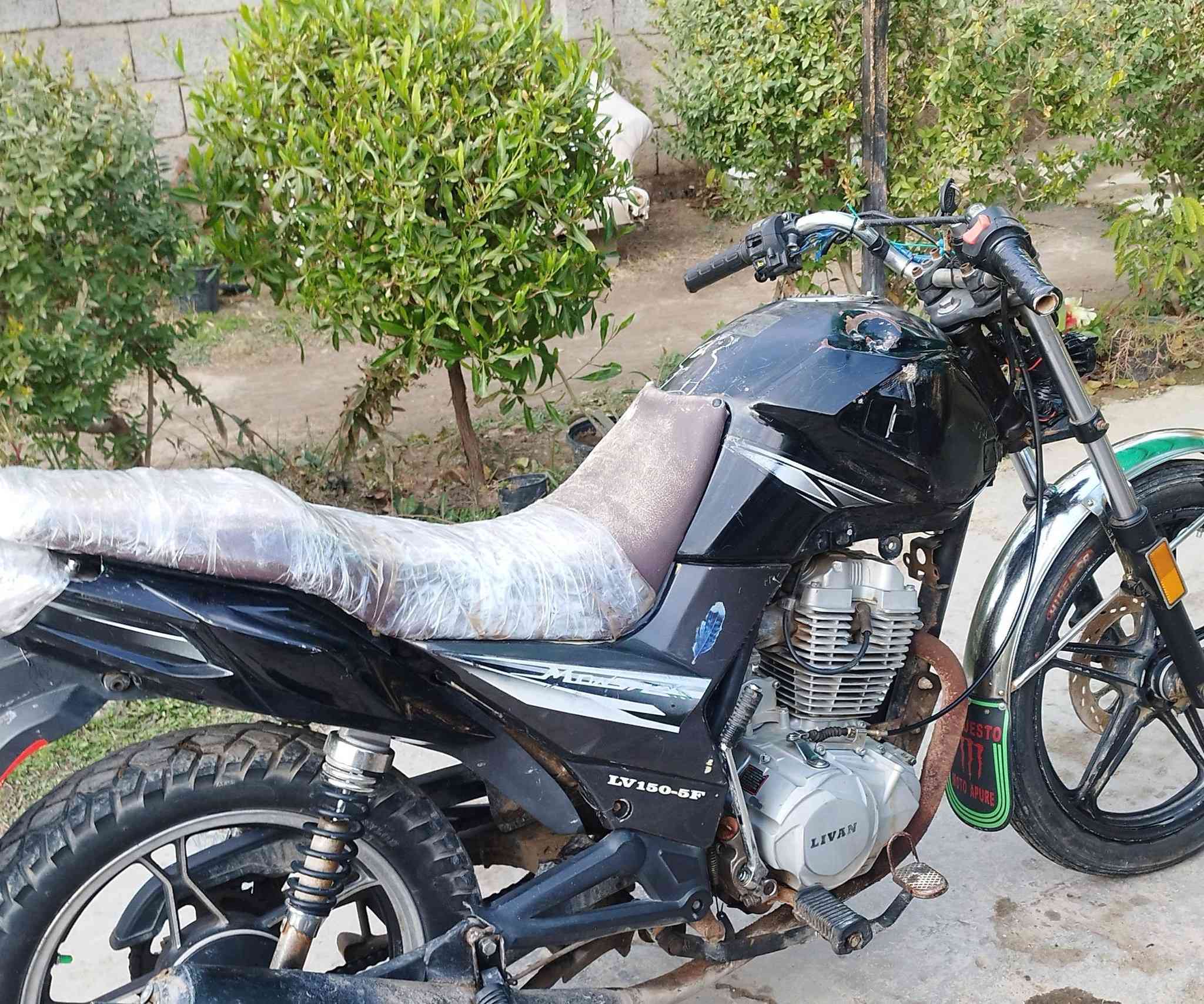 السلام عليكم دراجه للبيع شغاله ضفيره جديده محرك 150 شلعه ومعدل هورن لايت شغال سعر 250 بي مجال تقاطع الساده 
***********
