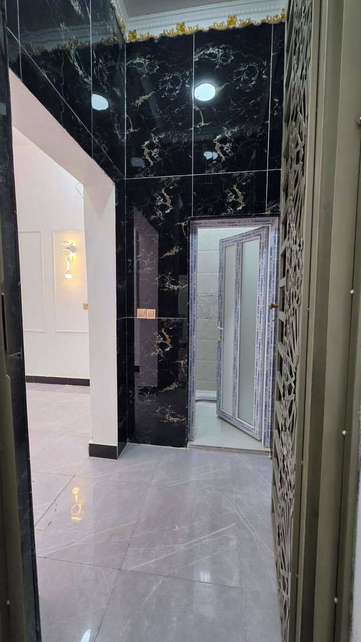 دار سكن للبيع ⛪️ بسعر بلاااش 
***********
#المساحه :: 150متر  بناء حديث بعده بل جيس

#يحتوي البيت على غرفتين نوم 
و ديوان 
و صاله 
و مطبخ 
و صحيات داخلي و خارجي و كراج سياره 
بيت كلش مرتب 

كافه الخدمات متوفره 

#جنس_العقار :: طابو صرف زراعي بأسم عراقي سند ٢٥ راعي

 لارض ساكن نفس المنطقه 

#العنوان بصره طريق سيد حامد قرب مدينة الاندلس السكنيه على شارع 10 متر مقرنص

#السعر 88 مليون   و بي مجال 
شقل درجه اولى حته بيبان تفصال يم نجار باجر انا شالله يكملن 
#للاستفسار الاتصال على الهاتف 📞📳
للعلم فارق جاهز للسكن تتكتب تسلم بيتك 
📳***********📳
