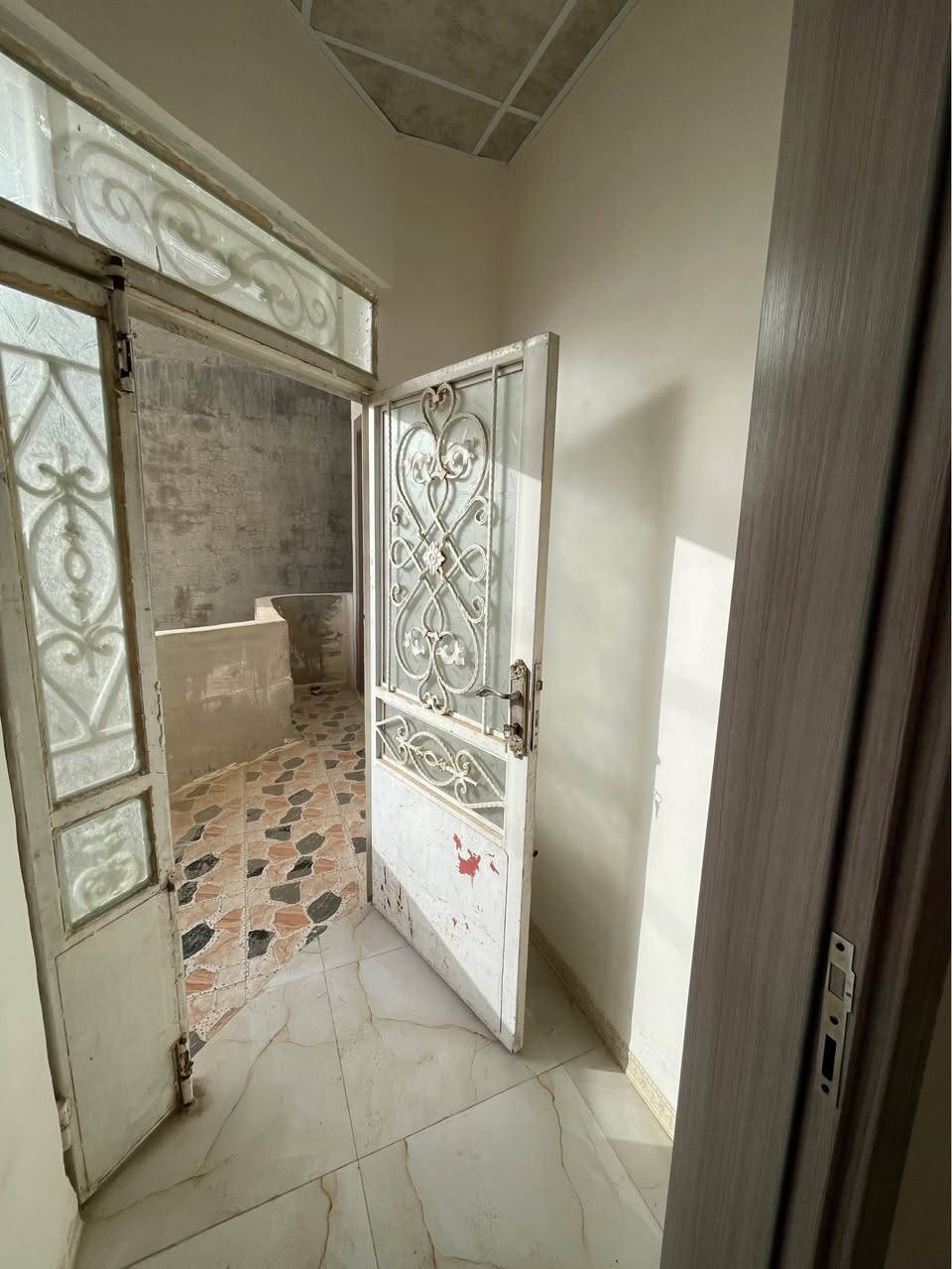 لليجار اسواق انور طابق ثاني 225 متر بيت تسلم مفتاح على شارع 20متر تبليط وسعر مناسب  
‭ 0789 081 1322‬

موقع حي الجامعة اسواق انور كركوك, العراق
