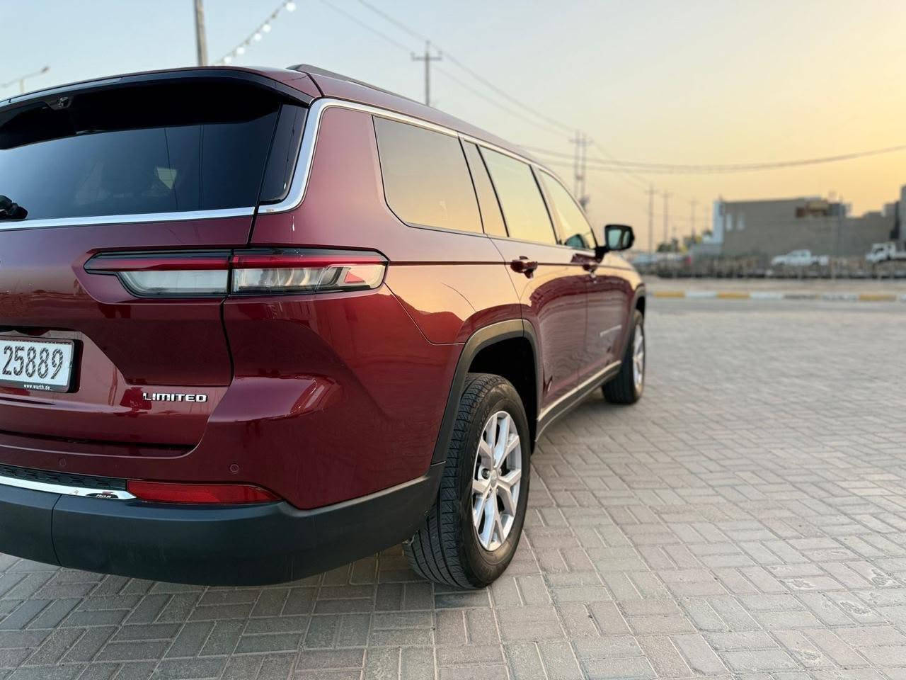 🚘 للبيع جيب جراند شيروكي L ليمتد 2022 🚘

🔹 الموديل: 2022
🔹 اللون: ماروني
🔹محرك 6 سلندر 
🔹 العداد: 74,741 ميل (حوالي 120 ألف كم)
🔹 7 ركاب (ثلاثة صفوف)
🔹 فتحة سقف بانورامية
🔹 شاشة كبيرة وكاميرا وحساسات
🔹 مقاعد جلد لون بيج بحالة ممتازة
🔹 السيارة وارد ومجهزة تجهيزاً كاملاً
وبيه بعد هواي موصفات 

✅ مكفولة من الفحص
✅ محرك وقير بحالة ممتازة
✅ استخدام نظيف

للاستفسار يرجى التواصل على الخاص أو الاتصال ( ***********)

السعر: (27 الف دولار)
