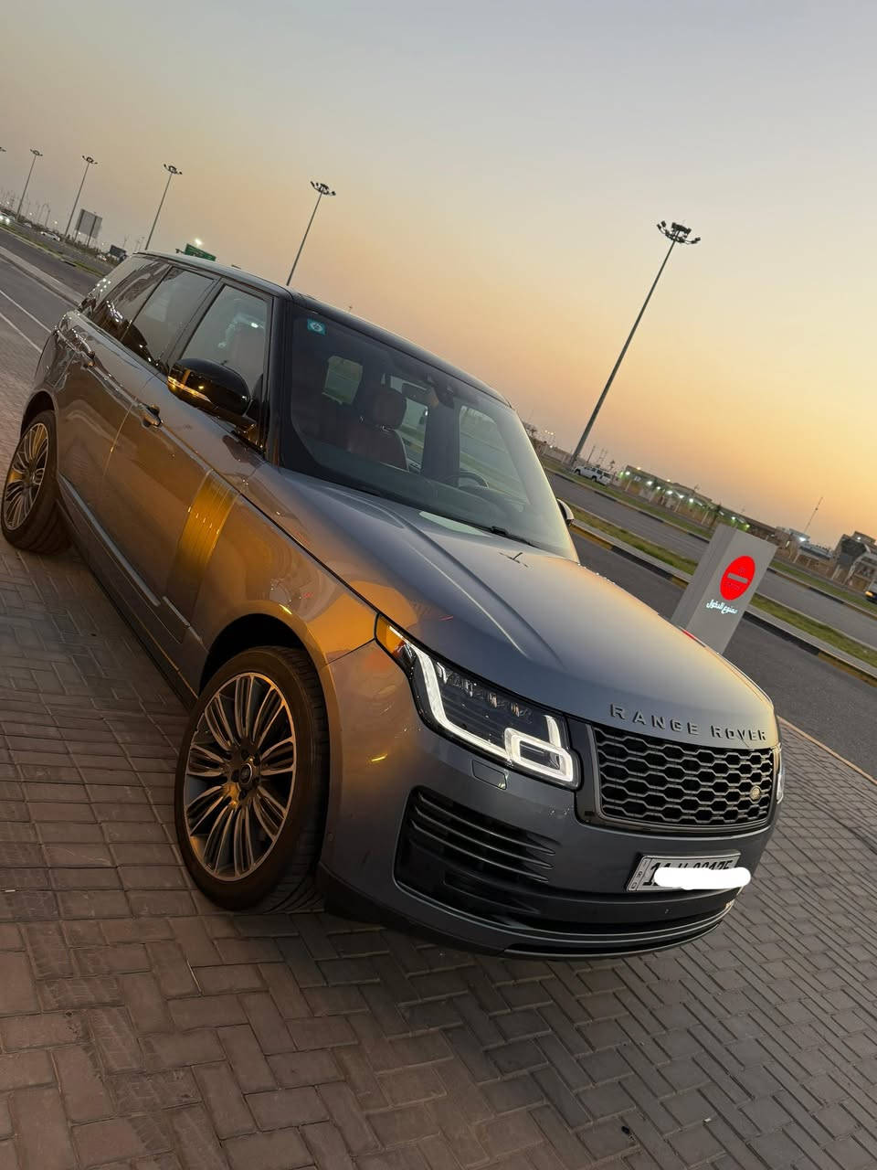 رانج روفر فوغ وكالة سردار  2018
محرك V8 سوبر تشارج
مكان السياره البصره 
المواصفات:
أبواب شفط
رادارات أمامي وجانبي وخلفي (360)
كاميرات 360 درجة
تحديد مسار
نقطة عمياء
سقف بانوراما
شاشة تدعم Apple CarPlay
تشغيل عن بعد
مقاعد أمامية وخلفية تدفئة وتبريد
مقاعد أمامية مساج بعدة وضعيات
تدفئة ستيرن
ستيرن كهرباء وتحكم لمس
ذاكرة مقاعد
كراسي جلد كهرباء
إنارة محيطية وإنارة داخلية مخفية متعددة الألوان
وضعيات قيادة رياضية
صندوق كهربائي
مرايا شفط أوتوماتيك
ثلاجة
دات شو
لايت زينون + LED
الداخلية تو كلر
الحالة:
ماشية 50,000 كيلو متر
السيارة مكفولة كفالة عامة من الدعامية إلى الدعامية
بدون بارد او شخوط 
بدون رصعات
نظافة 100%
سيرفس كامل بدون أي نقص
4 إطارات جديدة
سيارة استخدام بيت
جاهزة مرقمة بغداد الدولي
لاستفسار ***********
السعر مناسب
