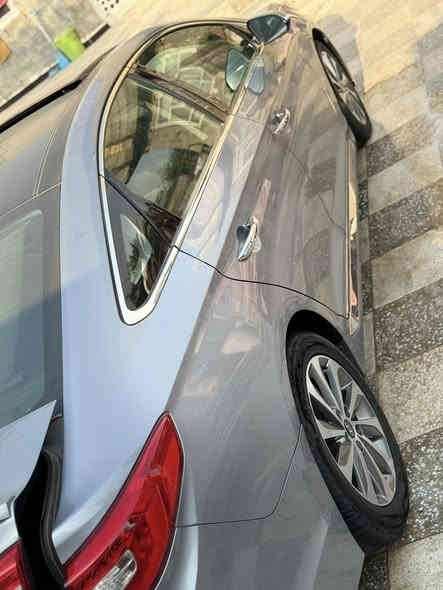 معروض سوناتا 2015 فل كامل مواصفات، لون جميل، نضافة فوق الممتاز، استخدام راقي.
محرك 2.4 اقتصادي وقوي، قير أوتوماتيك 6 سرعات تبديلاته ناعمة، سيارة ثابتة ومريحة جداً على الطريق.

✨ المواصفات الخارجية

 • بانوراما كاملة نظيفة

 • LED نهاري + إنارتها قوية

 • جنوط وكالة نظيفة بدون صبغ

 • مرايات جانبية كهرباء مري قلاب (Auto Fold)

 • حساسات خلفية + أمامية حسب الفئة

 • كاميرا خلفية واضحة HD

 • زجاج كهرباء

 • سنتر لوك

 • دخول ذكي بدون مفتاح (Smart Entry)

✨ المواصفات الداخلية

 • تشغيل بصمة (Push Start)

 • مقاعد جلد ناعمة ونظيفة جداً

 • كشن سايق كهربائي + دعم ظهر

 • تحكم سكان كامل (أوامر صوت – بلوتوث – كروز)

 • مثبت سرعة فعال

 • شاشة وسطية تعمل ممتاز

 • بلوتوث + USB + AUX

 • مكيف ثلج، تبريد قوي جداً

 • وضعيات قيادة (Comfort – Sport – Eco)

 • تكاية وسط + حافظة أكواب

 • ديكور نظيف بدون شخوط

✨ مواصفات الأمان

 • مانع انزلاق ESP

 • ABS نظام منع انغلاق المكابح

 • وسائد هوائية كاملة

 • نظام ثبات عالي على الطرق السريعة

 • بادي قوي ومقصورة آمنة

✨ وضع السيارة

 • محرك وقير بحالة ممتازة

 • ما تحتاج أي مصاريف

 • نضافة فوق 90% من الداخل والخارج

 • جاهزة للفحص وين ما تريد

 • استعمال نظيف جداً ومشي قليل حسب الفحص

 • السيارة ما شاء الله تمشي وتسمع صوتها ناعم

⸻
***********
✔️ السعر 135$
