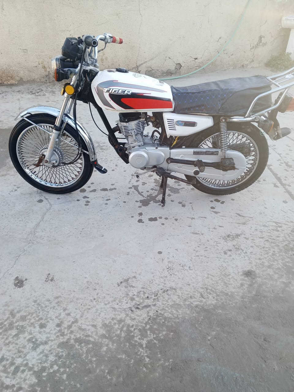 السلام عليكم دراجه للبيع اوراق موديل 21 مقفوله كفاله عامه كهربائيه شغاله مكاني شارع حله نجف كفل  السعر 450 وبيها مجال للطيبين ***********
