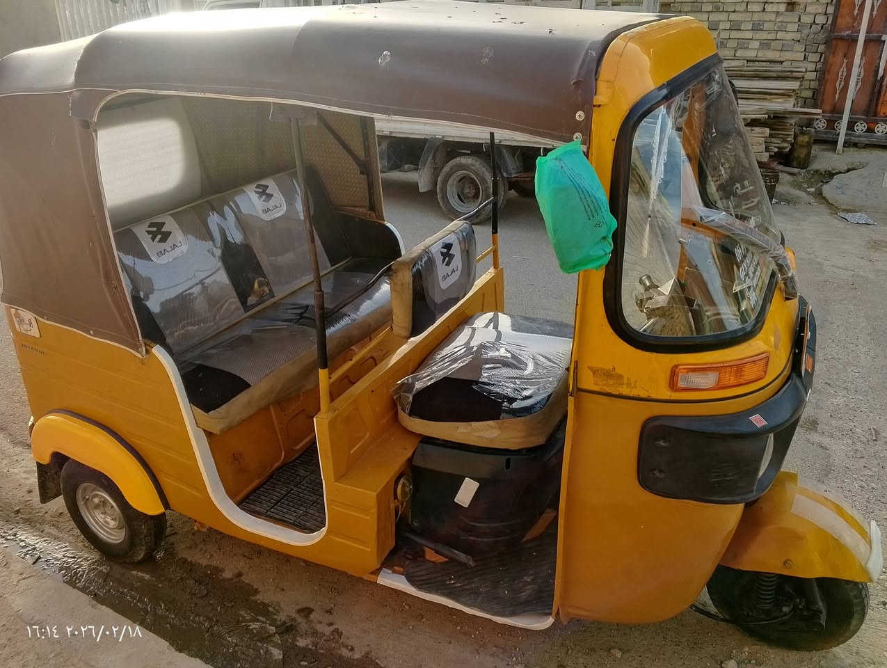 سلام عليكم تكتك موديل عشرين رقم وسنوية تحويل مباشر
كير محرك اكسن نضيفات 
كهربائيات شغالة
كشر لغد معمر ولغد مرشوش جمالية  ودواسات معمرة  ولباغي كفالة 
السعر 6ملايين وبية مجال قليل 
 المكان بغداد كمالية 
هاتف ***********
