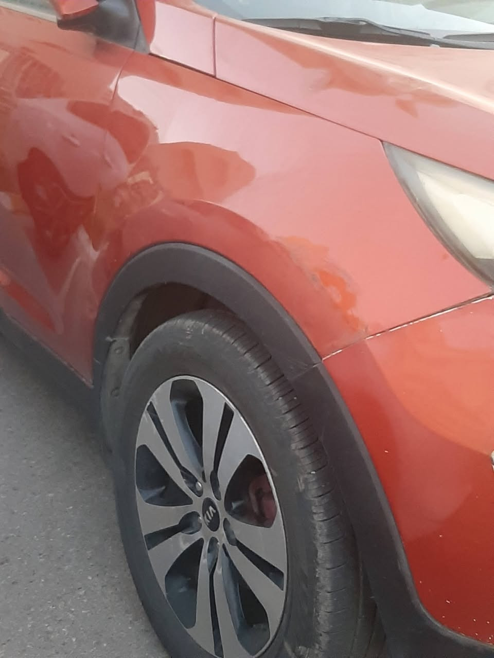 سيارة سبورتج خليجي موديل ٢٠١٣محرك ٢٠٠٠دوش الاطارات بحاله جيده جدا بيها طخه بين باب السايق والجاملغ ومصلحه ماشيه ١٣٠كم تبريد شغال هزه جديده رقم انكليزي بغداد مجمع بسمايه السكني رقم ***********السعر١٣٢ورقهةبيهامجال
