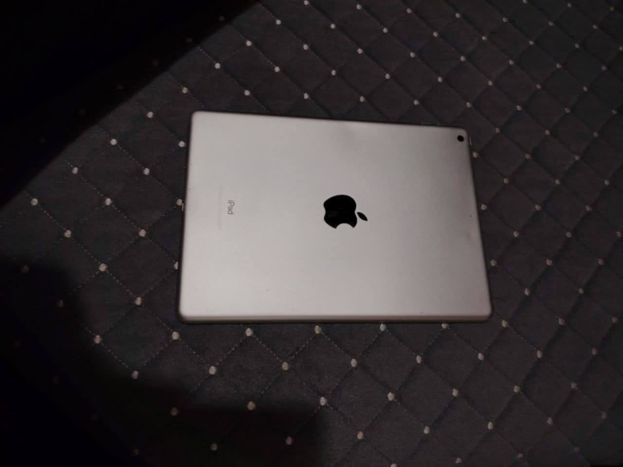 السلام عليكم
ايباد 6 جيل السادس ذاكرة 128
مستعمل كامرة 8MP
الكامرة الامامية 2MP
حجم شاشة 9,7 
يدعم 60فريم بالبوبجي 
بطارية متقل عن 90%  
ينزل جميع برامج التواصل الاجتماعي والألعاب وملفات دراسة 
بسہ شاشه مكسورة


**إذا كنت صاحب هذا الإعلان وتريد حذفه لأي سبب، رجاءا أرسل رسالة إلى الدعم الفني**