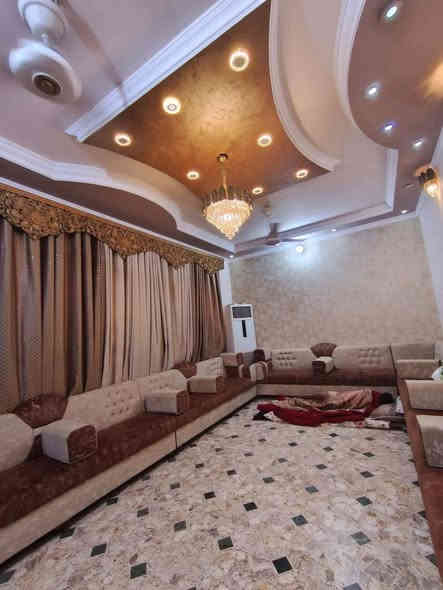 بيت مساحته ٢٥٠م الوجه ١٢ ونص ونزال ٢٠ شارعه ١٢ بناء طابوق حديث ضلع منفصل وسقف منفصل للبيع المكان فلوجة حي الشهداء قريب على مدرسة المفاخر وشارع المنجزات منطقة كاملة من جميع الخدمات تبليط ومجاري وماء وكهرباء ومدارس وبي ٥ غرف نوم السعر المطلوب بي ٢٦٠ مليون وبي مجال للاستفسار الاتصال على 
*********** واتساب
