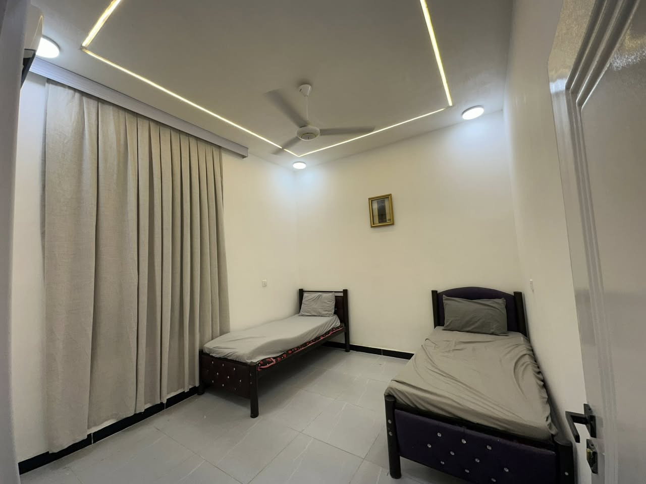 مزرعة قرطاج VIP للعوائل✔️والشباب.  لتأجير المزارع السياحية        
بنظام الشفتات✔️
علما موثقة بتطبيق اجرلي
شفت صباحي من 8الى6 مساءً
شفت مسائي من ال8 الى ال6  صباحاً  
متوفر✔️✔️✔️

حديقة كبيرا جدا تصلح للمناسبات 🎈واعياد الميلاد 🎂🎉
مكان خارجي مخصص لشوي السمك والمشاوي 🍖
كهرباء متوفرا على مدار 24ساعه 👍
ومكيف 24 ساعة بدون انقطاع 🥶
فيشه🏀
مسبح🏊
صاله كبيرا      موثث بشكل لطيف ✔️
🛑2غرف منام 🛌
🛑2صحيات شرقي وغربي 🛀
🛑مطبخ متكامل🍽️ 
🛑كراج كبير 🚗🚙
العنوان بلد 
للحجز الاتصال***********
🛑🛑...
متوفر واتساب
