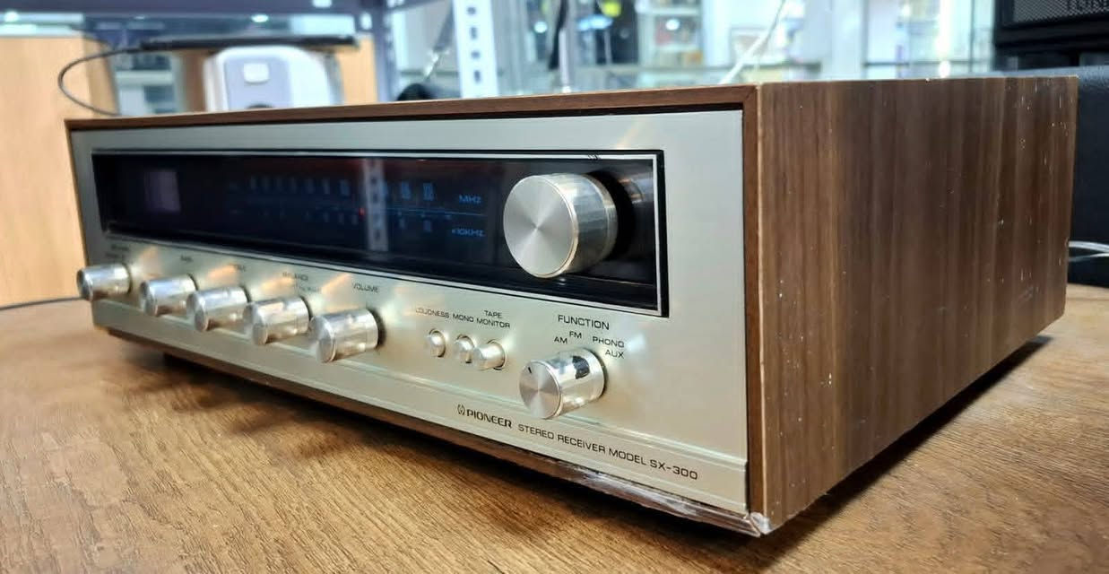 PIONER AMPLIFIRE SX300
امبلیفایر و رادیو بایونیر

واجهة سلفر و المنیوم و خشب
یخرج 4 سماعات 
حجم لارج 
نظیف و شغال 
سعر / ١٢٠  الف
توصيل كل المحافظات
محمد الآغا للصوتيات
***********
