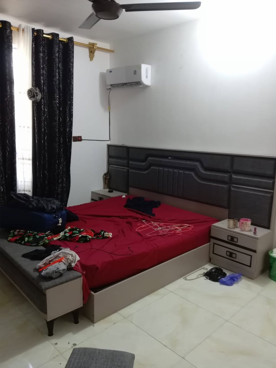 بيت 240 متر 4 غرف مع استقبال 2 حمام طابقين ومطبخ مفروش كامل المساحه الكليه للشارع 2500 متر  بجوار مدرسه المعتمد اول تنزل من الحسينيه للتواصل ***********
