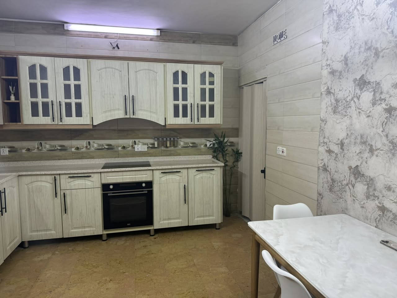 ابواب hdf خشب

ازارة والعكال خشب

والداخل المنيوم 

الكاونتر الارضي قياسة 3*2.5 متر

سطح الكاونتر مرمر

ملاحضة الطباخ والفرن مو من ضمن البيع

وبدون مغسلة بس كاونتر

السعر مليون ونص دينار عراقي

مع العلم كلفنة 4ملايين ونص

للتواصل والاستفسار 

***********

موجود واتس
