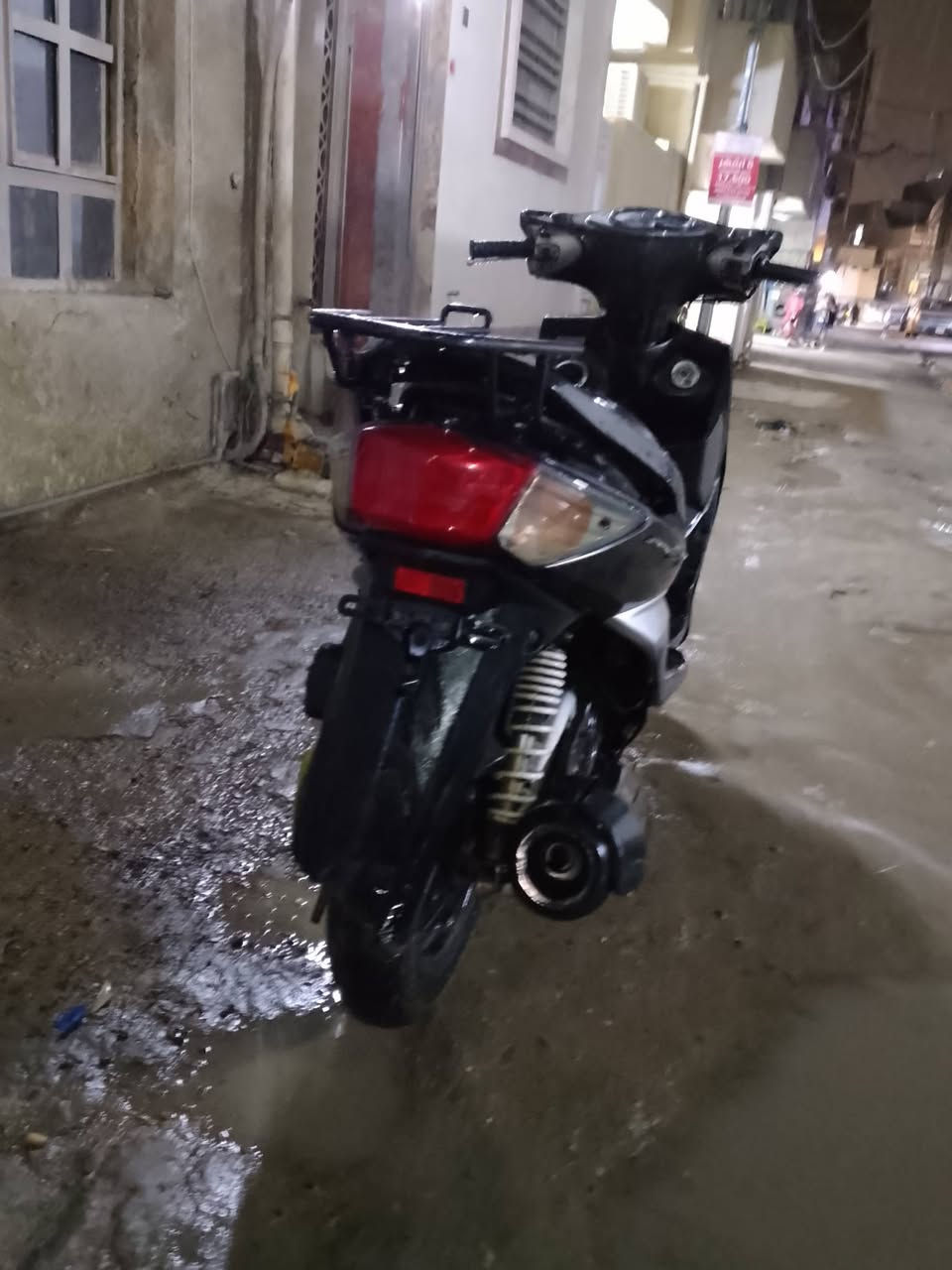 سلام عليكم
يالله ادمن وافق. 
سكنس فحل نوزل خطين بلاديه، الدراجه مفتوحه مكينه تجفيت قبل شهرين، لكن الدراجه امانه الله بعدها بحاله زينه مثل ماموضح، 
دهن موتل كل شهر وحاليآ صالي سبوع من مبدله، تايرات جلاتين جدد، الدراجه نقصها بس تريشه اليسرى وحاضنه، عداد رياضي، دبل اشاره شغال كلشي بيها شغال، 
السعر 380الف وبيها مجال
العنوان، بغداد الحريه الاولى شارع باتا، 
كذالك اكفلكياه من السرقه
*********** واتساب موجود وخاص ايضآ
ومن الله التوفيق.
