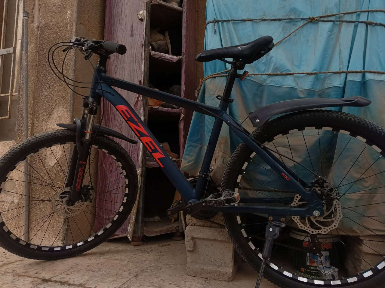 باسكل كنت رياضي جبلي فول نضافه نضافته 99% كامل مكمل شخط ما تلكه بي دبل امامي شغال 7 سرعات خلفيه 3 سرعات اماميه كامل
وزنه خفيف كلش 15KG باسكل المنيوم فول نضافه مكمل سعر 180 وبي مجال تواصل خاص او على رقم ***********
