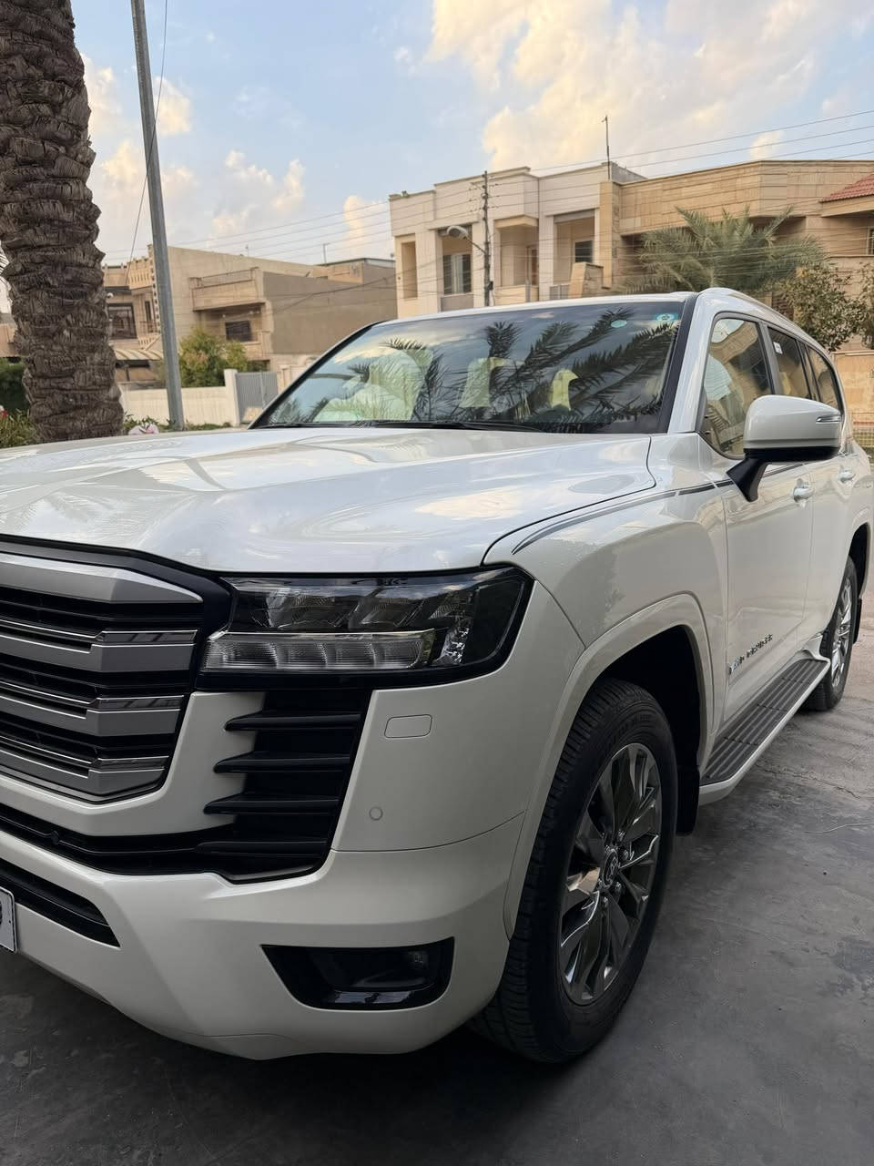 السلام عليكم
سياره للبيع فقط 
النوع :لاندكروز GXR 
لون :أبيض لؤلؤي
الموديل:٢٠٢٥
تويوتا العراق | ساز بضمان الشركة 
ماشيه:5200
المواصفات:
معروفه مواصفات GXR
المحرك:6 سلندر 4000
تنفس طبيعي في حالة الزيرو
ناقل الحركه:١٠ سرعات اتوماتيك
خزان الوقود:110
بصمه٢ 
مقاعد جلد 
تدفه + تبريد 
شاشات عرض متقدمه ٣ شاشات
انضمه سلامه مساعده
تشغيل عن بعد 
شاحن لاسلكي امامي
اضاءة ترحيب اسل عند فتح الأبواب 
الباب الخلفي كهرباء| صندوق 
رادار - مثبت سرعة
حساسات امامي خلفي 
مغلفه السياره ppf امريكي الاصل 10سنوات ضمان
الجامه الامايه عليها درع للحمايه 
الداخل مغلف ارضيات جلد تايوان
كفاله عامه السياره 
السياره رقم بغداد : 
رقم مميز 6️⃣0️⃣7️⃣0️⃣9️⃣
السعر :- 75500
العنوان :بغداد - حي الخضراء 
للاتصال : ***********
