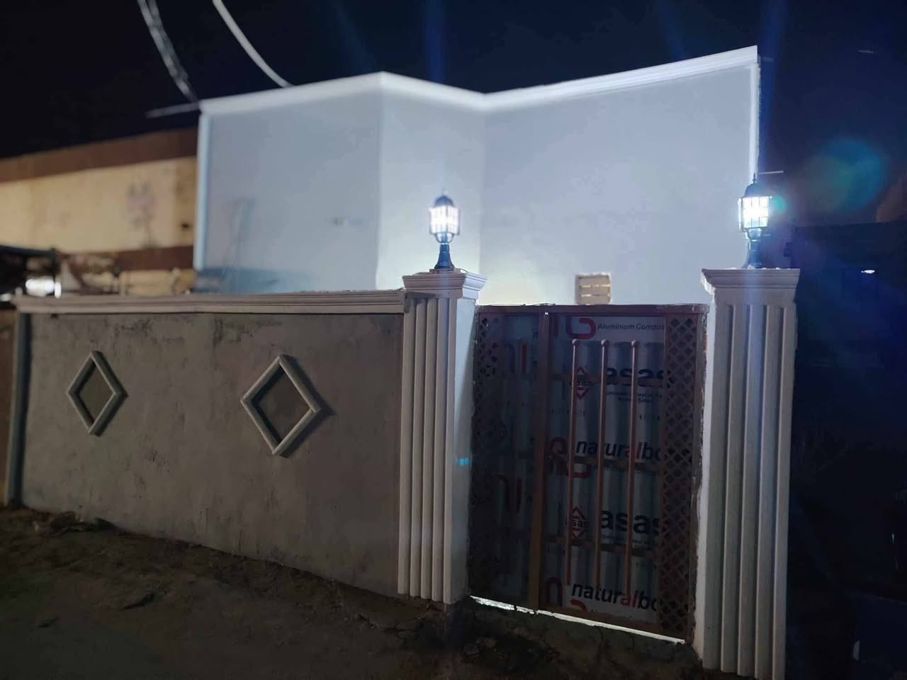 السلام عليكم بيت للبيع طابو زراعي مشمول بالتطويب سند 25 ١٠٠م مربعه اساس صب
غرف وصاله واستقبال مكشوفات ٢  ساحه كبيره البيت بي مجاري للشارع البناء بلوك درجه اوله وعكاده وكاشي المكان بداية علوة الفحل  فرع اسواق الحشد الشعبي قريب عن الشارع السعر 30 وبي مجال الاستفسار اتصال

***********
