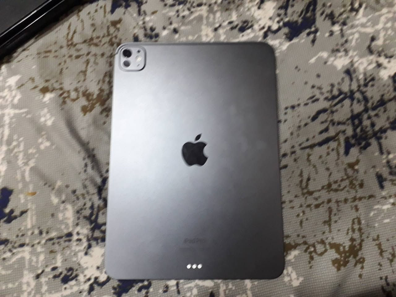 المواصفات:
الموديل: Apple iPad Pro M4
الشاشة: 11 إنج
الذاكرة: 256GB
حالة الجهاز: نظيف 100%
صحة البطارية: 
الاستخدام: خفيف 
لا يوجد أي صيانة أو تبديل قطع
الجهاز غير مفتوح (Original)
الحالة:
الجهاز نظيف جدًا
بدون خدوش أو كسور
شغال بشكل كامل 100%
فحص كامل متاح أمام المشتري وشرط حاسبة تفحصه 
ما داخل أي تصليح نهائيًا 

السعر مليون و ٥٠ الف  قفل 
مع شاحنة اصلية و كيبل جديدات   
 
مكاني كركوك 
اعتذر ماكو توصيل خارج كركوك


**إذا كنت صاحب هذا الإعلان وتريد حذفه لأي سبب، رجاءا أرسل رسالة إلى الدعم الفني**