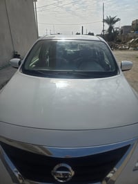 نيسان سني 2025  سيارة نضيفة بمعنى الكلمه ماشية 12 الف  بيه مكانين  طخا...
