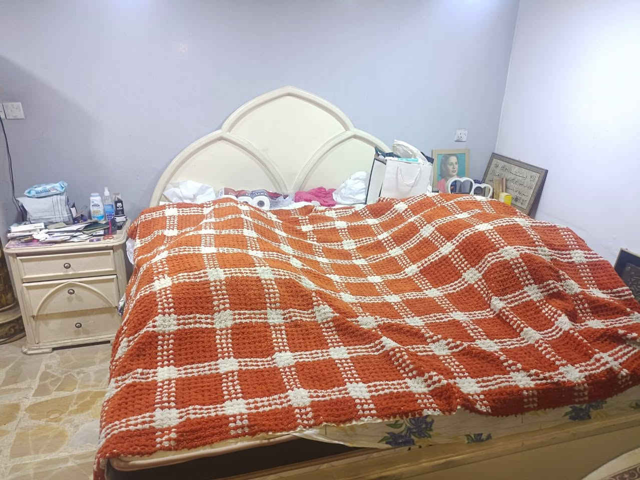 السلام عليكم هاي الغرفة عراقية خشب قوي. سبع قطع تتكون من جرباية و خزانة مال احذية وكومديات ثنين و ميز تواليت و كنتور ست ابواب و تعلاكة ملابس تحوي مجر 
السعر 150
ويوجد خدمة توصيل
***********
